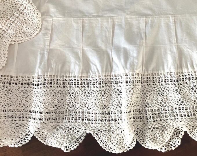 Twin Bed Skirt Vintage / Ecru Cotton Dust Ruffle / Crocheted Scallop ...