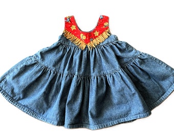 Vestido vaquero vintage estilo western para bebé con flecos, falda vaquera y espalda de dos botones. Ropa infantil.
