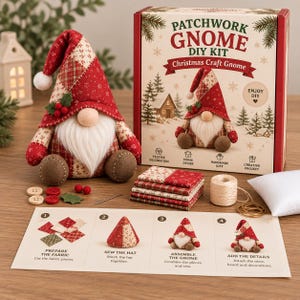 Könnte beinhalten: Ein Patchwork-Gnom-Bastelset mit einem fertigen Stoffgnom mit rot gemustertem Hut, weißem Bart und braunen Füßen. Das Set enthält Stoffquadrate, Knöpfe, Garn, eine Nadel und ein Anleitungsblatt mit vier Schritten.