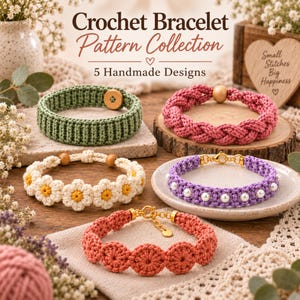 Può includere: Una collezione di cinque braccialetti all'uncinetto fatti a mano con diverse texture e colori, tra cui una fascia verde a coste, un cordino intrecciato rosa, una catena di margherite bianche, un braccialetto viola con perle e uno a maglie circolari color terracotta.
