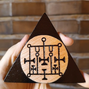ALLOCES sigill goetia, bränt i plywood, åkallanstriangel 10 cm.