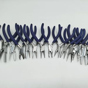 Set di 13 pinze per anelli di catena, punte rotonde e piatte, strumenti per la creazione di gioielli e la lavorazione dei metalli.