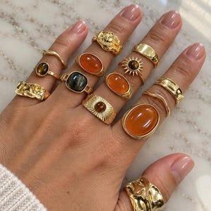 Guldringset, stapelbara designer i grov bärnsten och orange, inspirerade av vintage