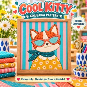 Może przedstawiać: Oprawiony wzór Kinusaiga zatytułowany Cool Kitty przedstawiający kota w turkusowych okularach przeciwsłonecznych i kropkowanej apaszce, na tle w różowo-turkusowe paski. Kot ma na sobie żółtą koszulkę w białe kwiaty. Tekst Digital Download.