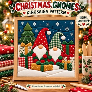 Op de afbeelding: Een Kinusaiga-patroon getiteld CHRISTMAS GNOMES met twee kabouters met witte baarden, één met een rode muts met sterren en één met een groen geruite muts, omringd door ingepakte cadeaus en een dennenboom tegen een donkerblauwe achtergrond.