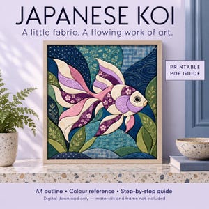 以下が含まれることがあります： 紫、ピンク、クリーム色の日本の鯉を描いた布製アート作品。緑と青の模様の葉に囲まれています。テキスト：JAPANESE KOI, A little fabric. A flowing work of art., PRINTABLE PDF GUIDE, A4 outline, Colour reference, Step-by-step guide, Digital download only — materials and frame not included.