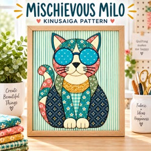 以下が含まれることがあります： 「Mischievous Milo」と題された木目込みパターンの額入り作品。星柄の青いサングラスをかけた猫が描かれています。猫は花柄、ギンガムチェック、幾何学模様など、青、ピンク、クリーム色の様々な布のパッチワークで構成されています。