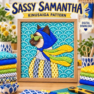 Puede incluir: Un patrón Kinusaiga enmarcado titulado Sassy Samantha que muestra un gato siamés con un pañuelo azul y gafas de sol verdes de lunares. El gato lleva una bufanda amarilla y verde y una camisa estampada sobre un fondo de abanicos turquesa.