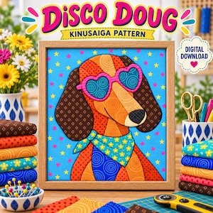 Może przedstawiać: Oprawiona grafika z wzorem Kinusaiga zatytułowana Disco Doug przedstawiająca jamnika w okularach w kształcie serca i kwiatowej bandanie. Pies jest wykonany z pomarańczowych, brązowych i niebieskich tekstur tkanin na jasnoniebieskim tle.