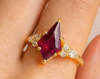 Bague en rubis de laboratoire taille cerf-volant, bijou de fiançailles vintage en or, élégante bague de fiançailles avec pierre précieuse rouge, cadeau de promesse Art déco réalisé sur commande pour elle