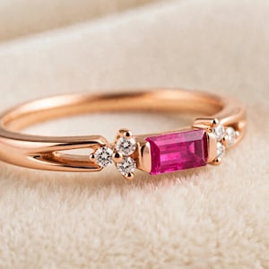Gouden ring met robijn in baguette-vorm, verfijnde ring met diamanten accent, sieraad met geboortesteen van juli, elegante robijnring, romantisch cadeau voor haar, gouden robijnsieraad