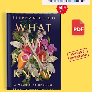 Op de afbeelding: Een boekomslag getiteld What My Bones Know door Stephanie Foo, met een donkerblauwe achtergrond en een centrale illustratie van gekruiste botten omringd door kleurrijke tropische bloemen en fruit, met tekst over een memoire over genezing.