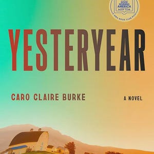 以下が含まれることがあります： Caro Claire Burke著の書籍「YESTERYEAR」の表紙。背景はターコイズからオレンジへのグラデーションで、白い納屋と丘の上の家々が描かれた田園風景が広がっています。Good Morning America Book Clubの円形バッジが確認できます。