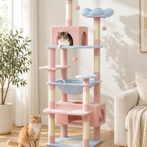 Puede incluir: Un árbol para gatos de varios niveles con superficies alfombradas en rosa pastel, azul claro y crema. Incluye dos perchas superiores en forma de flor, una hamaca colgante, dos cubículos cerrados y varios postes rascadores envueltos en cuerda de sisal.
