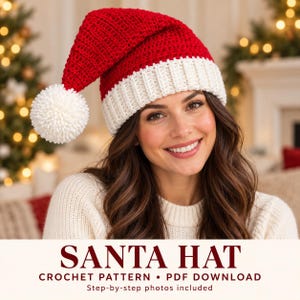 Puede incluir: Un gorro de Papá Noel de ganchillo rojo y blanco con un borde blanco texturizado y un gran pompón blanco en la punta. El texto debajo dice SANTA HAT CROCHET PATTERN PDF DOWNLOAD Step-by-step photos included.