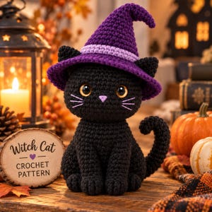 Op de afbeelding: Een gehaakte zwarte kat knuffel met een paarse heksenhoed met een lichtpaarse band. De kat heeft grote amberkleurige ogen, een kleine roze neus en geborduurde snorharen. Daarnaast staat een houten schijf met de tekst Witch Cat CROCHET PATTERN.