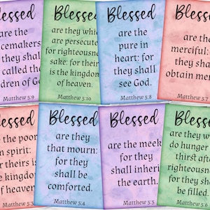 Könnte beinhalten: Neun bunte Karten mit Aquarellhintergrund und dem Text "Blessed" in Schwarz. Jede Karte zeigt einen anderen Vers aus der Bibel, Matthäus 5:3-10, mit der Versnummer am unteren Rand jeder Karte.