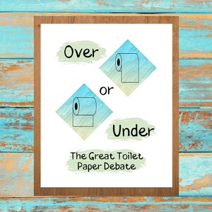 Pode incluir: Um cartaz branco imprimível com o texto "Over or Under The Great Toilet Paper Debate" em preto. O cartaz apresenta dois rolos de papel higiênico, um em um losango azul e amarelo e o outro em um losango verde e amarelo.