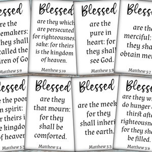 Puede incluir: Ocho tarjetas blancas con la palabra "Blessed" en una escritura elegante. Cada tarjeta muestra un versículo diferente de Mateo, escrito en texto negro. Las tarjetas están dispuestas sobre una superficie de madera azul claro.