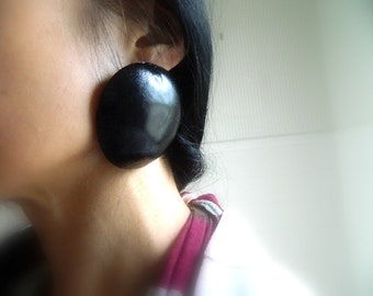 Boucles d'oreilles tendance en cuir noir : boucles d'oreilles dôme légères