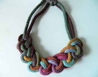 Collier noeud en tricot ombré : collier plastron en fibres épaisses