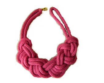 Gestrickte Halskette, Statement-Halskette, knallige Pink-Kette, Unendlichkeits-Achtfigur, keltische Knoten-Halskette, nautische Wolle-Halskette, Lätzchen-Halskette