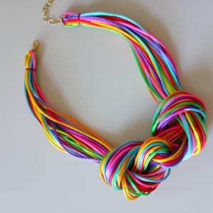 Collar babero de fibra colorida: Joyería llamativa con nudo grueso