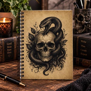 Peut inclure: Un carnet à spirales avec une couverture beige présentant une illustration à l'encre noire d'un crâne humain entrelacé par un serpent et entouré de feuilles. Le motif est centré sur la couverture au fini papier vieilli et texturé.