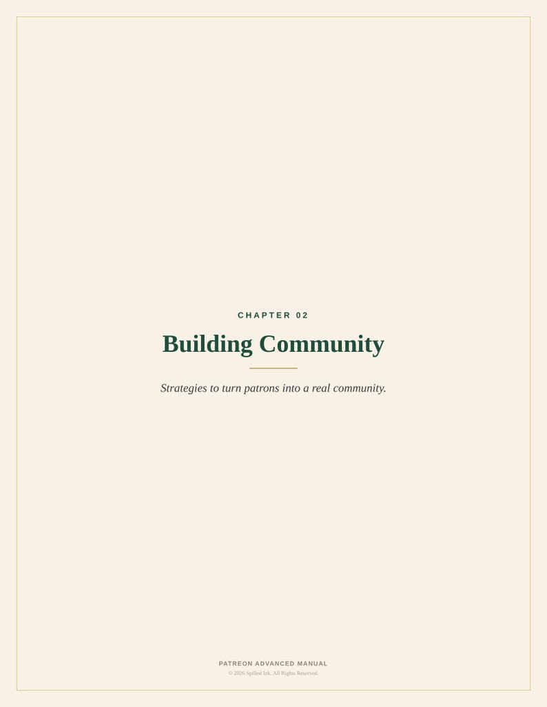 Pode incluir: Uma p&aacute;gina do Patreon Advanced Manual com fundo creme e texto verde escuro. O cabe&ccedil;alho diz CHAPTER 02, seguido pelo t&iacute;tulo Building Community e pelo subt&iacute;tulo Strategies to turn patrons into a real community.