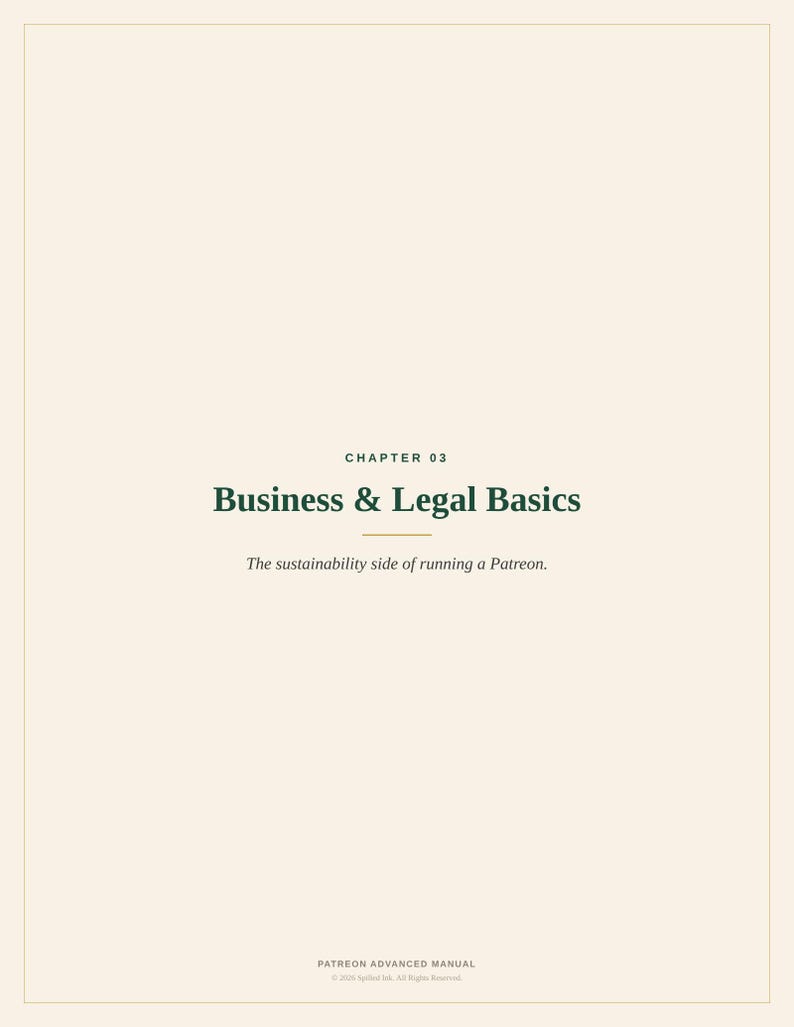 Pode incluir: Uma p&aacute;gina do Patreon Advanced Manual com fundo creme e texto verde escuro. L&ecirc;-se CHAPTER 03, Business & Legal Basics, e The sustainability side of running a Patreon. O texto inferior diz PATREON ADVANCED MANUAL.