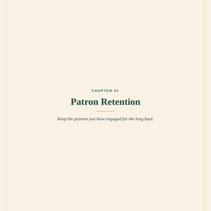 Pode incluir: Uma p&aacute;gina do Patreon Advanced Manual com fundo creme e texto verde escuro. O cabe&ccedil;alho diz CHAPTER 01, seguido pelo t&iacute;tulo Patron Retention, uma linha horizontal e o texto Keep the patrons you have engaged for the long haul.