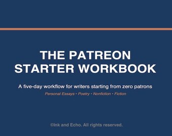 Pode incluir: Uma capa de livro de exercícios digital azul-escura intitulada THE PATREON STARTER WORKBOOK. Subtítulo: A five-day workflow for writers starting from zero patrons. Categorias: Personal Essays, Poetry, Nonfiction, Fiction. Copyright Ink and Echo.