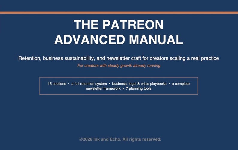 Pode incluir: Um manual azul escuro intitulado THE PATREON ADVANCED MANUAL. Subt&iacute;tulo: Retention, business sustainability, and newsletter craft for creators scaling a real practice. Inclui 15 se&ccedil;&otilde;es, um sistema de reten&ccedil;&atilde;o completo, manuais de neg&oacute;cios, jur&iacute;dicos e de crise, uma estrutura de newsletter e 7 ferramentas de planejamento. &copy;2026 Ink and Echo.