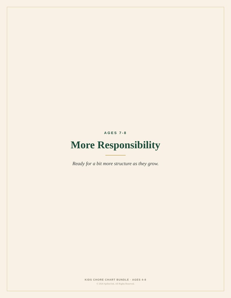 以下が含まれることがあります： クリーム色の情報カードで、濃い緑色の文字でAGES 7-8、More Responsibility、Ready for a bit more structure as they growと書かれています。下部のテキストはKIDS CHORE CHART BUNDLE AGES 4-8および2024 Spelled Ink. All Rights Reserved.と記載されています。