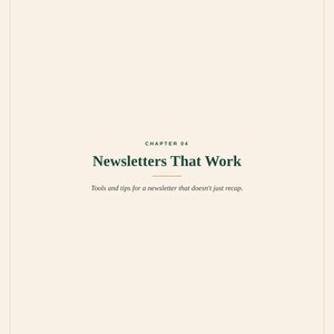 Pode incluir: Uma p&aacute;gina do Patreon Advanced Manual com fundo creme e texto verde escuro. L&ecirc;-se CHAPTER 04, Newsletters That Work, e o subt&iacute;tulo Tools and tips for a newsletter that doesn't just recap. O texto inferior diz PATREON ADVANCED MANUAL.