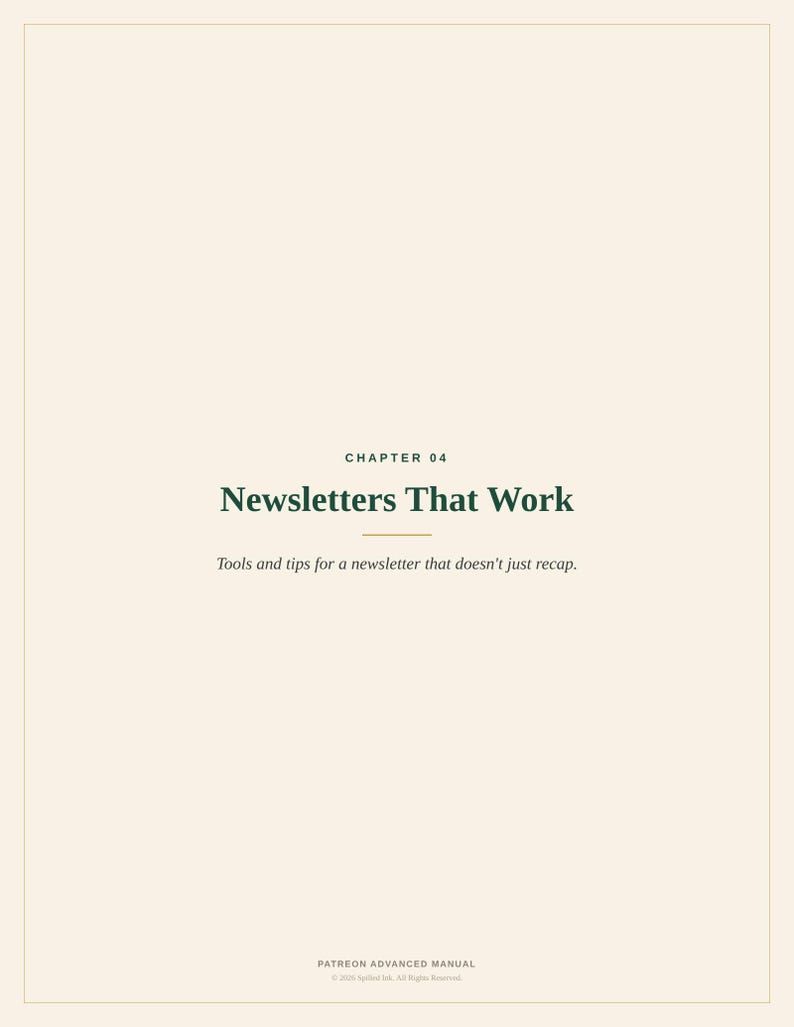Pode incluir: Uma p&aacute;gina do Patreon Advanced Manual com fundo creme e texto verde escuro. L&ecirc;-se CHAPTER 04, Newsletters That Work, e o subt&iacute;tulo Tools and tips for a newsletter that doesn't just recap. O texto inferior diz PATREON ADVANCED MANUAL.