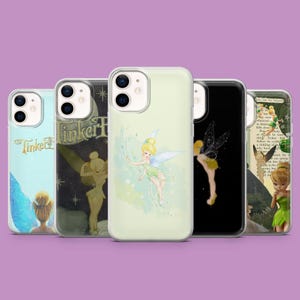 Può includere: Cinque cover per smartphone con illustrazioni di Trilli. I design includono una cover azzurra, una scura con testo dorato, una verde pallido con una fata, una nera con silhouette e una con testo tratto da una pagina di un libro antico.