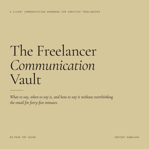 Op de afbeelding: Een beige 82-pagina tellende PDF-gids getiteld The Freelancer Communication Vault, A Client Communication Handbook for Creative Freelancers. De tekst luidt: What to say, when to say it, and how to say it without overthinking the email for forty-five minutes.