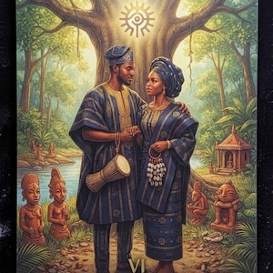 Puede incluir: Una carta de tarot rectangular titulada The Lovers Nigeria que muestra a una pareja con vestimenta tradicional de patrones azules frente a un gran árbol. El hombre sostiene un tambor y la mujer un accesorio de cauríes. Aparece el texto VI The Lovers Nigeria.