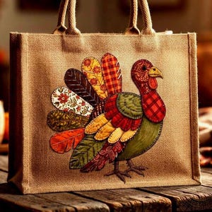 Puede incluir: Un bolso de mano de yute color canela con una gran aplicación de pavo de colores en la parte delantera. El pavo está construido con varios parches de tela en tonos rojo, naranja, amarillo y verde, con un patrón de cuadros en el cuello.