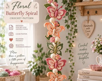 Op de afbeelding: Een verticale gehaakte wandhanger met vijf kleurrijke vlinders en kleine bloemen bevestigd aan een centraal koord met een houten ring aan de bovenkant. De vlinders zijn gemaakt in tinten roze, oranje en groen. De tekst op de afbeelding luidt Floral Butterfly Spiral CROCHET PATTERN, Detailed step-by-step instructions, Clear photos, Beginner friendly, Beautiful handmade result, More than a pattern... a little piece of happiness, Crochet makes everyday brighter.