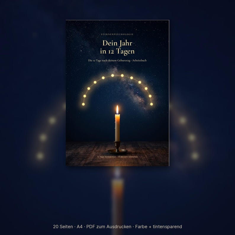 Peut inclure: Un cahier d'exercices intitul&eacute; Sternenpsychologie Dein Jahr in 12 Tagen avec un ciel nocturne &eacute;toil&eacute;, une bougie allum&eacute;e dans un bougeoir sur une surface en bois et un arc de lumi&egrave;res brillantes au-dessus de la flamme.