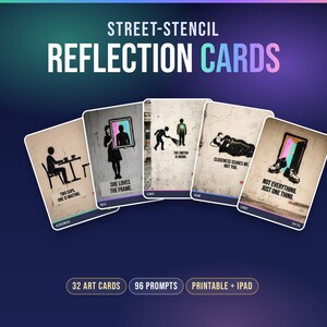 Könnte beinhalten: Ein Set von Street-Stencil Reflexionskarten mit 32 Kunstkarten, die schwarze Schablonenillustrationen auf strukturierten Hintergründen zeigen. Jede Karte enthält individuellen Text wie 'Two cups. One is waiting.' oder 'She loves the frame.'