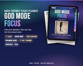 Peut inclure: Un planificateur de concentration adapté au TDAH intitulé God Mode Focus, avec un fond dégradé bleu foncé, une tablette affichant la couverture avec un graphique en silhouette et du texte listant 71 pages, brain dump, time blocking, dopamine menu et 21-day training.