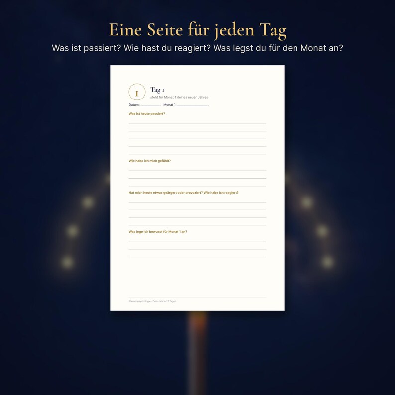 Peut inclure: Une page de journal blanche avec le texte allemand Eine Seite f&uuml;r jeden Tag, Was ist passiert? Wie hast du reagiert? Was legst du f&uuml;r den Monat an? La page comprend un en-t&ecirc;te pour Tag 1, des lignes pour la date et le mois, et des invites.