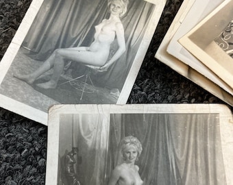 2 x Vintage 50er Jahre Girlie Pinup Fotos B&W Blonde Akt Original Fotografien