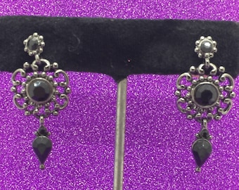 Brincos de gota com piercing de jóia preta e filigrana vintage dos anos 90