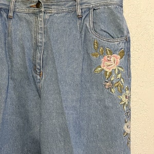 Annata Insieme! Jeans Mom Taper in denim blu a vita alta con motivo floreale ricamato da donna 16