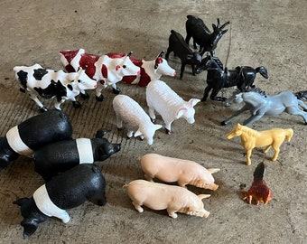Lot de 16 animaux de ferme en plastique vintage, cochons, vaches, chevaux. Hong Kong, Dongguan, Chine