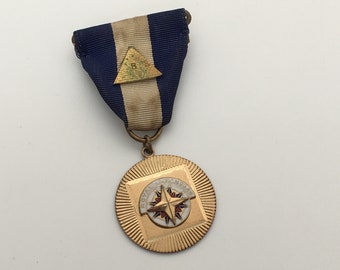 ROYAL RANGERS Vintage 1970s Medal & Pyramid Pin~Leadership Training Course